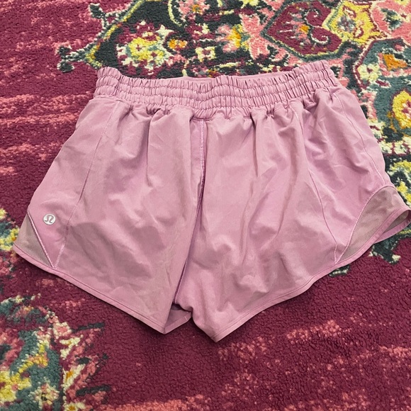 Lululemon Hotty Hot High Rise 2.5 inch shorts in a light pink - Picture 2 of 4